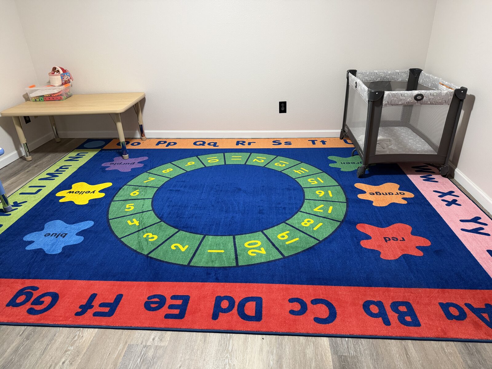 Circle time rug at the NE Morlan location
