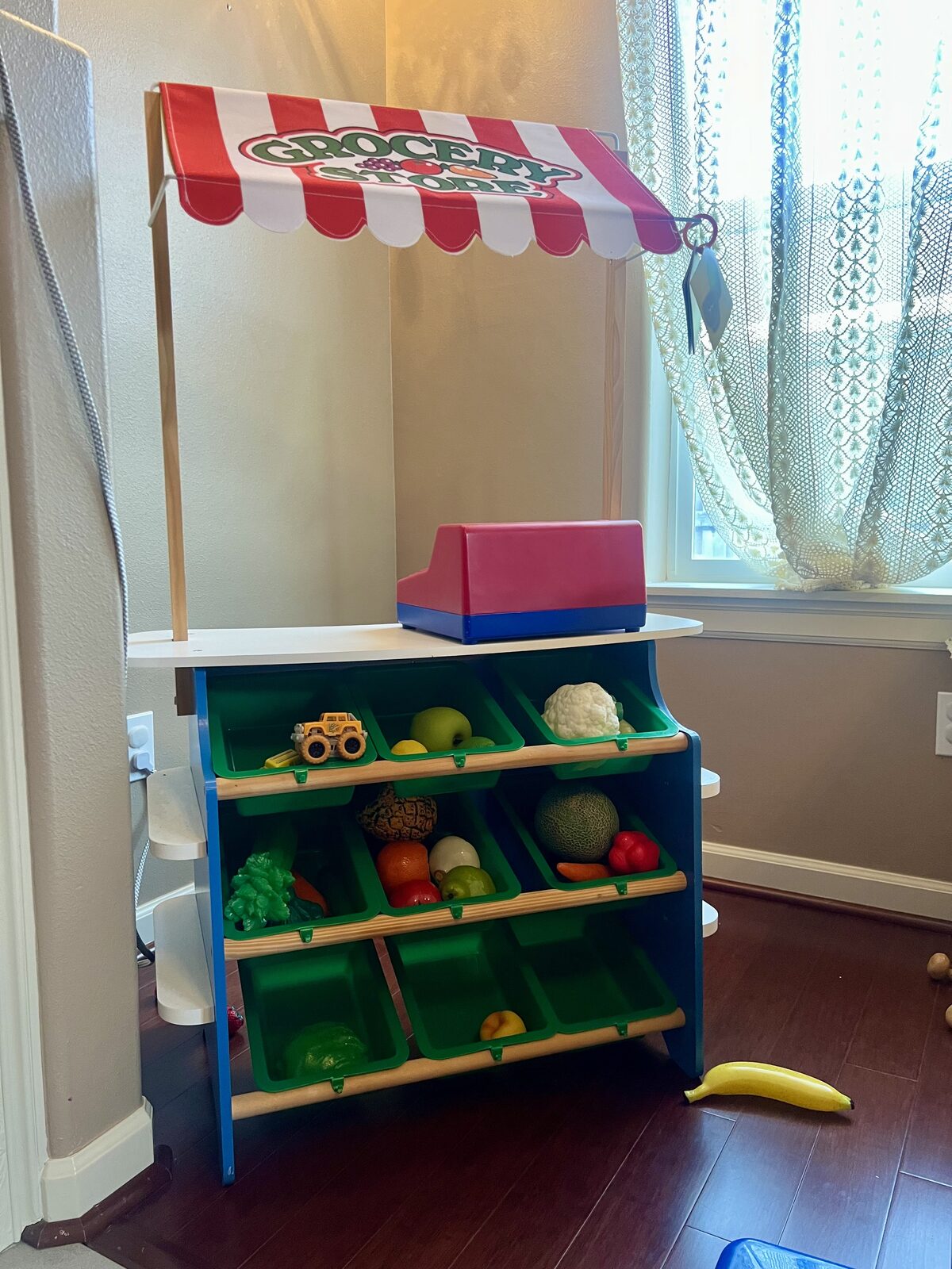 Pretend grocery store play at the SW 12th St location